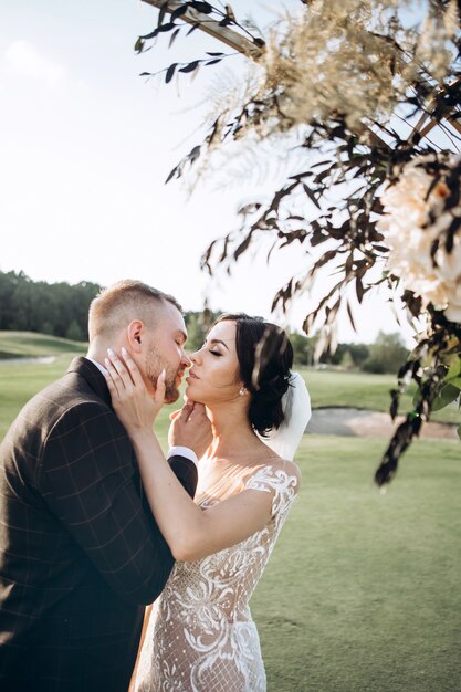 Foto coppie eleganti che camminano al tramonto, storia d'amore, ritratto della sposa e dello sposo il giorno del matrimonio