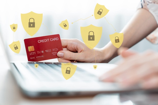 Foto elegante cliente con ologramma che usa carta di credito per l'autenticazione cybercash