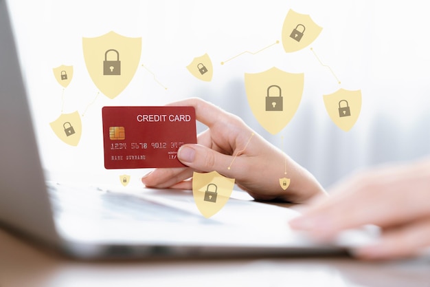 Foto elegante cliente con ologramma che usa carta di credito per l'autenticazione cybercash