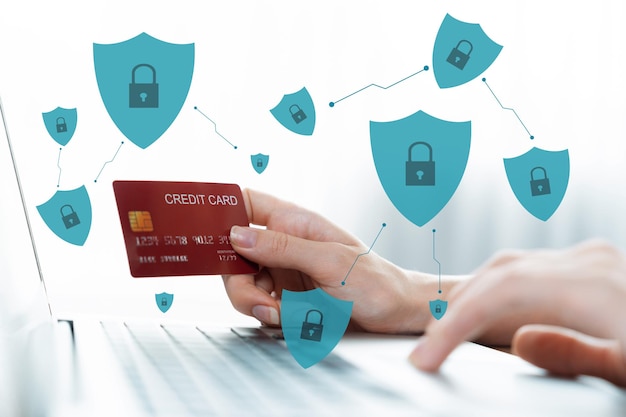 Foto elegante cliente con ologramma che usa carta di credito per l'autenticazione cybercash