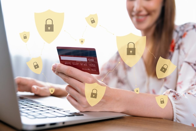 Foto elegante cliente con ologramma che usa carta di credito per l'autenticazione cybercash