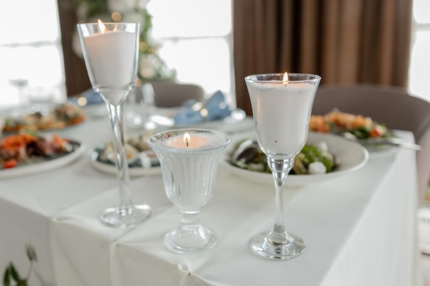 Elegant diner bij kaarslicht, fijn glas, romantische sfeer.