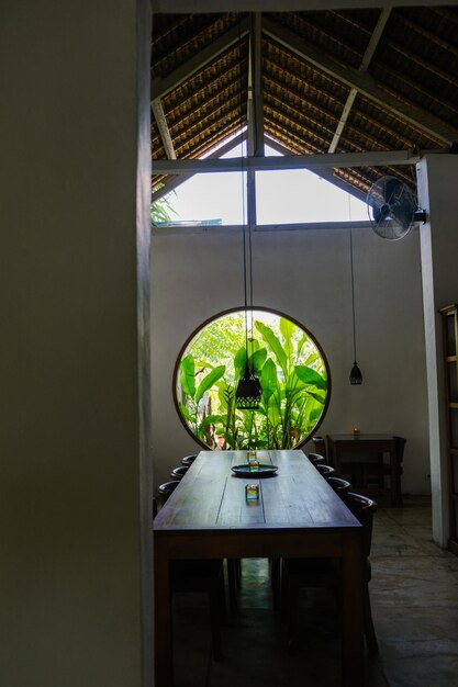 Elegante sala da pranzo con aperture ad arco e vista sul fogliame tropicale