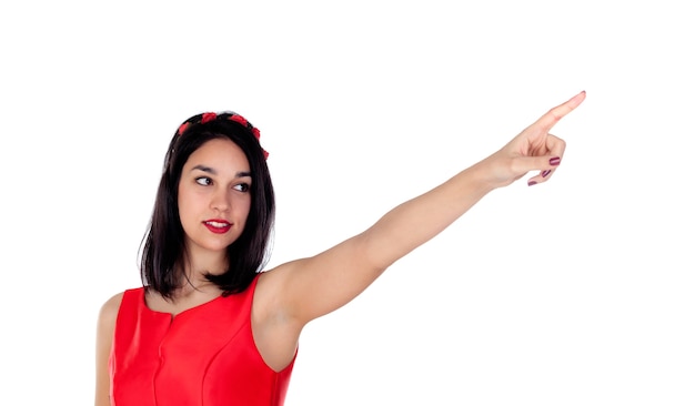 Elegant donkerbruin meisje die op iets met haar vinger wijzen