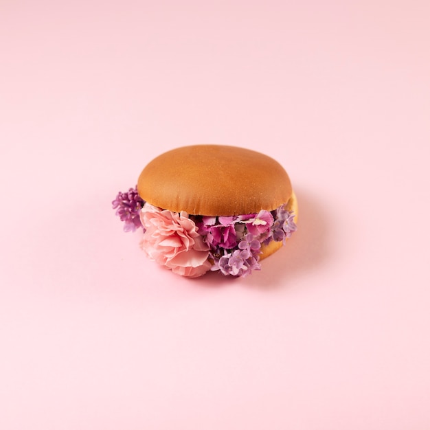 Photo elegant eco food concept with flowers in burger bun