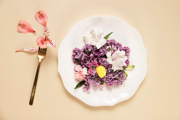 Photo elegant eco food concept with flowers on plate