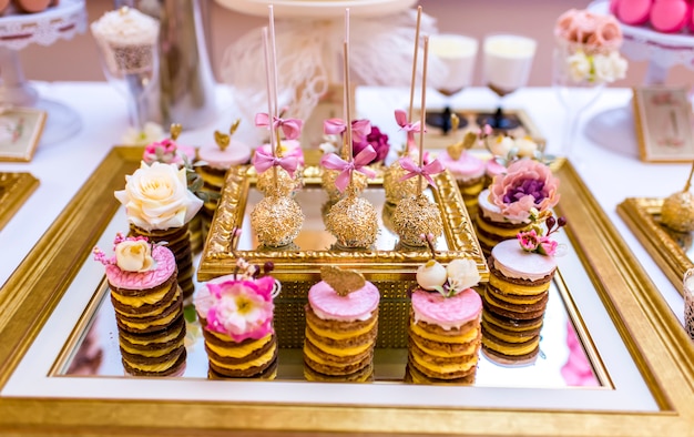 Elegant en luxueus evenementarrangement met kleurrijke gebakjes