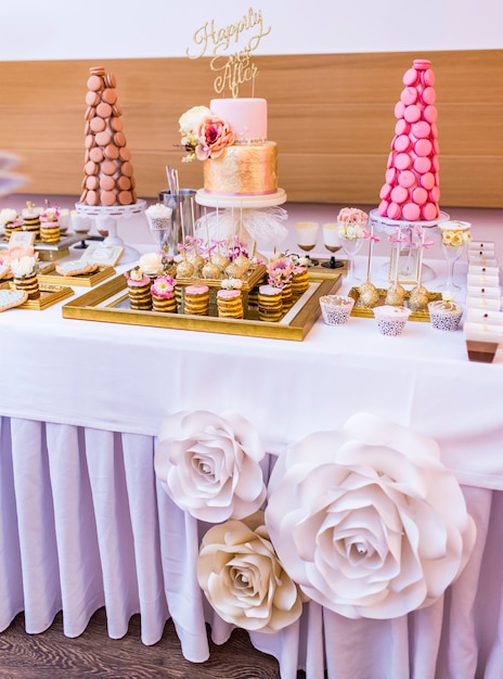 Elegant en luxueus evenementarrangement met kleurrijke gebakjes