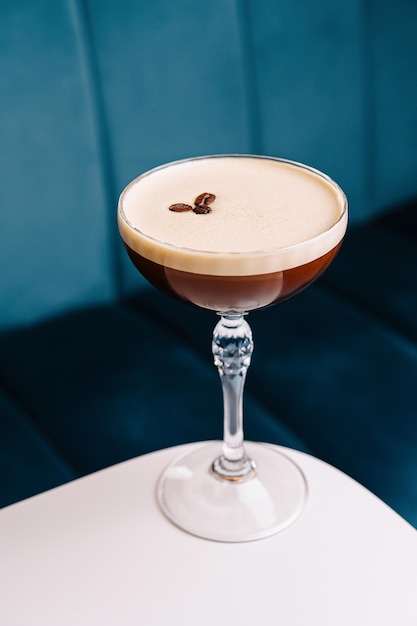 Foto un elegante cocktail espresso martini sul tavolo.