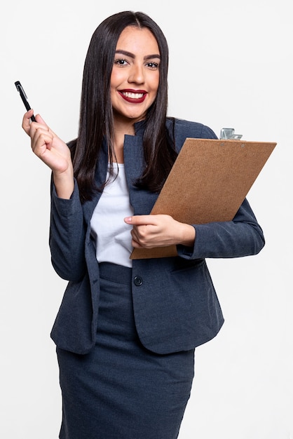 Foto elegante donna esecutiva sorridente in possesso di un blocco per appunti e isolato su sfondo bianco.