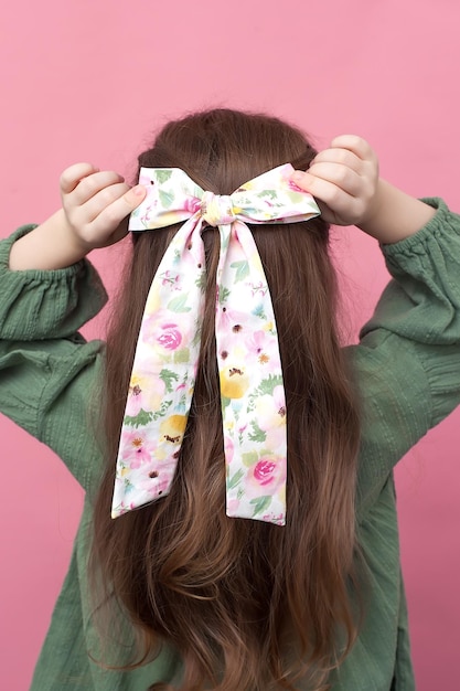 Foto eleganti accessori di design di moda per ragazze fiocco per capelli sui capelli di una giovane donna