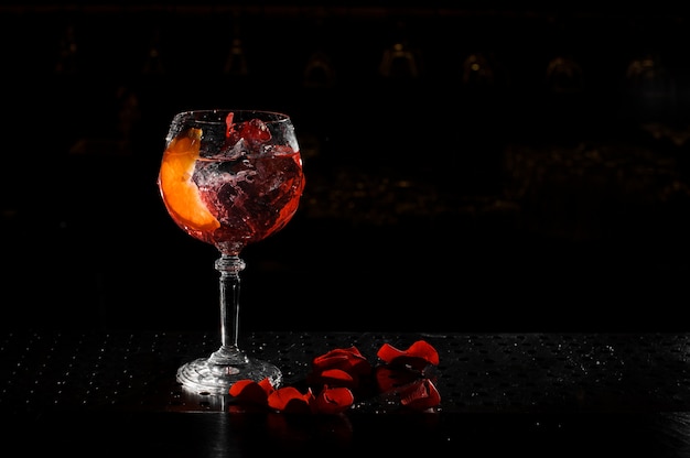 Elegant glas dat met verse en smakelijke Aperol-de cocktail van de spuitzomer wordt gevuld op de zwarte achtergrond