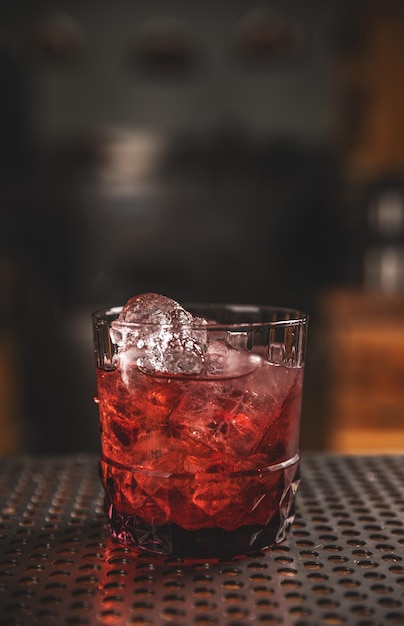 Elegant glas rode cocktail op de bar.