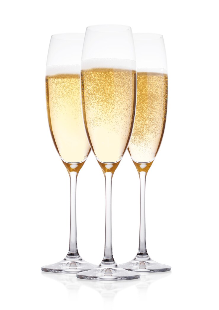 Photo elegant glasses of yellow champagne with bubbles