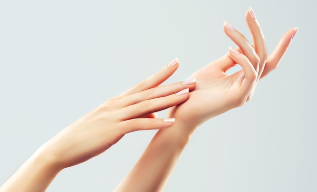 Photo elegant and graceful woman hands with slender graceful fingers is touching each other