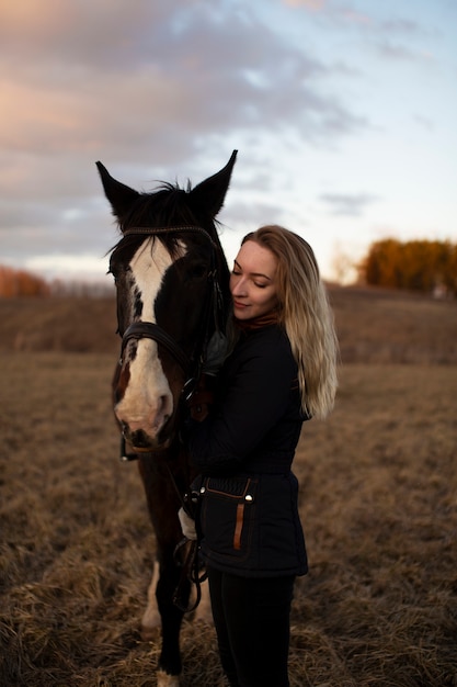 Foto siluetta elegante del cavallo contro il cielo dell'alba