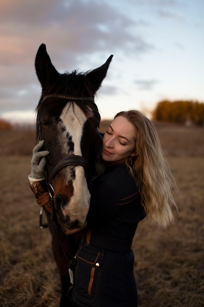 Photo elegant horse silhouette against dawn sky