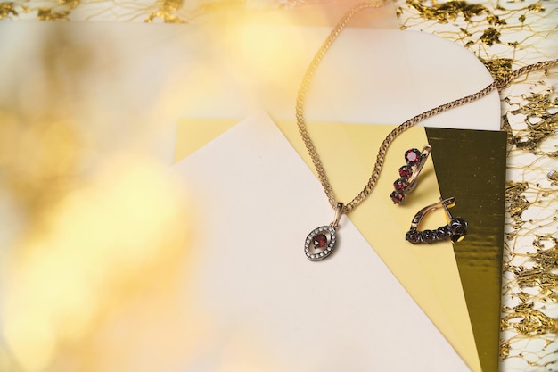Foto set di gioielli eleganti set di gioia con pietre preziose concept di natura morta del prodotto collana e orecchini di anello