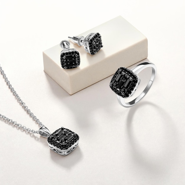エレガントなジュエリー セット 宝石を使ったジュエリー セット 製品の静物のコンセプト リング ネックレスとイヤリング