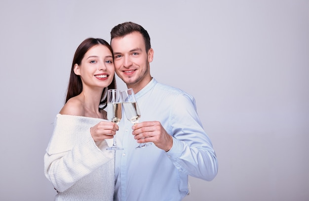 Elegant jong paar dat een glas champagne houdt.