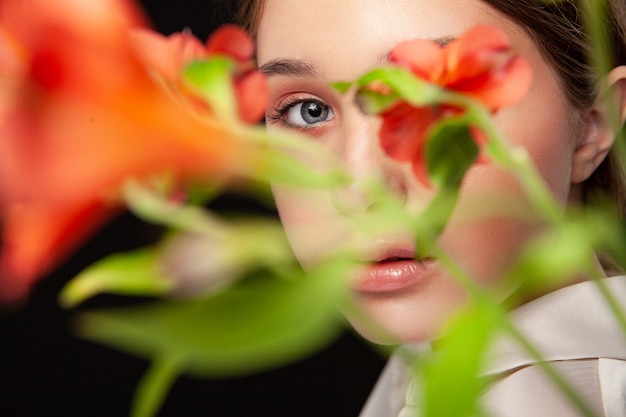 Elegant jong vrouwelijk model met delicate bloemen