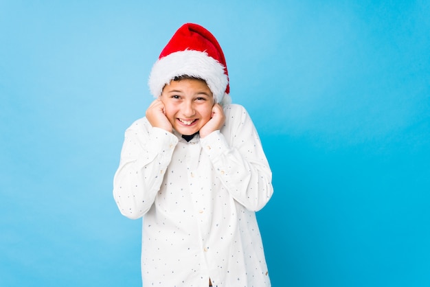 Bambino elegante che porta un cappello di santa un giorno di natale