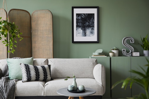Элегантный дизайн интерьера гостиной с макетом рамки для плаката, современный серый диван, деревянный комод, ширма, растения и стильные аксессуары, эвкалиптовая стена, шаблон, копия пространства