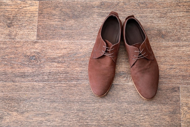Элегантные мужские туфли на деревянном полу