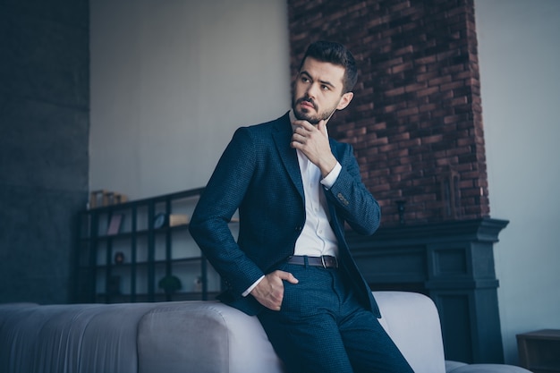 Uomo elegante che propone all'interno