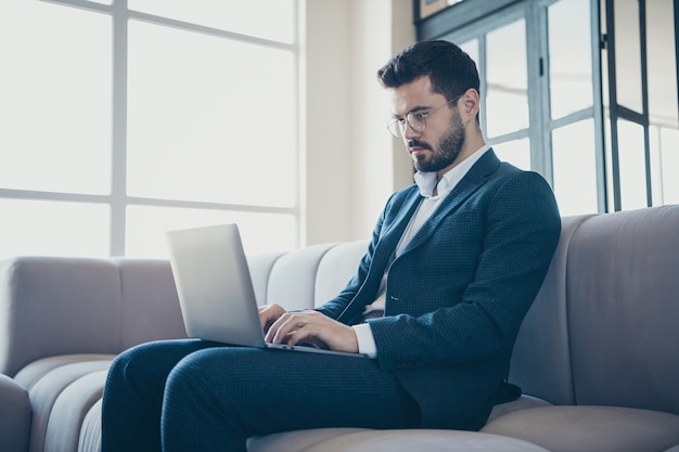 Uomo elegante che propone all'interno