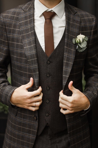 Photo elegant man in a stylish classic suit with tie