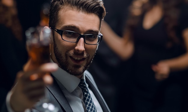 Uomo elegante con un bicchiere di champagne