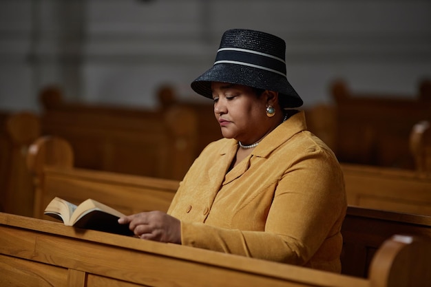 Photo elegant mature woman visiting church