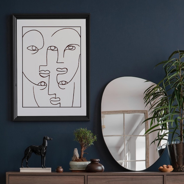 푹신한 안락의자 푸프 나무 화장실이 포스터 프레임과 현대적인 홈 액세서리를 갖춘 우아하고 현대적인 거실 인테리어 디자인 파란색 벽 템플릿 복사 공간