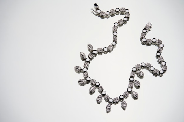 Foto elegante collana con diamanti su sfondo bianco