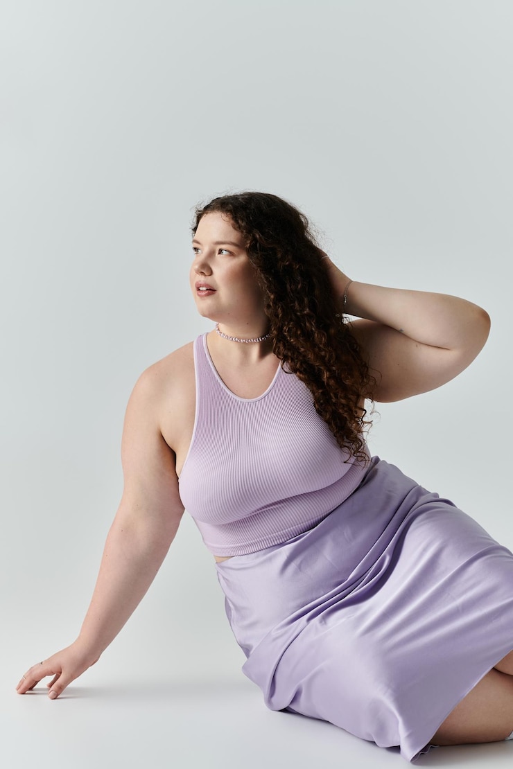Photo an elegant plus size woman sitting gracefully in a lavender dress showcasing beauty and confidence