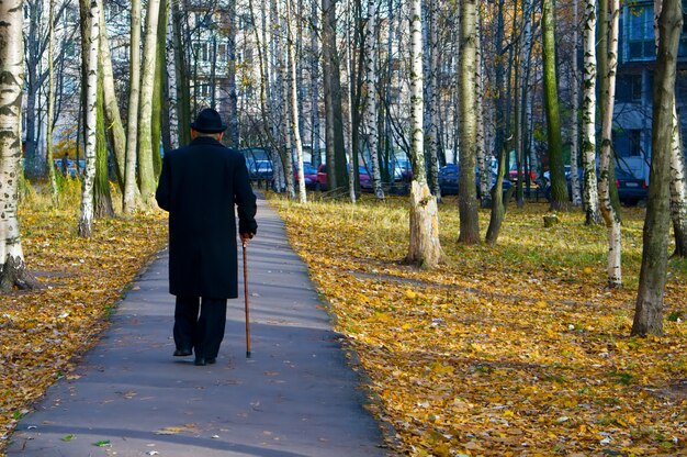 Elegant portret van een oude senior man