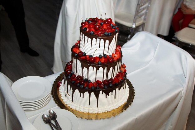 Элегантный красивый молодой жених и невеста разрезали свадебный торт