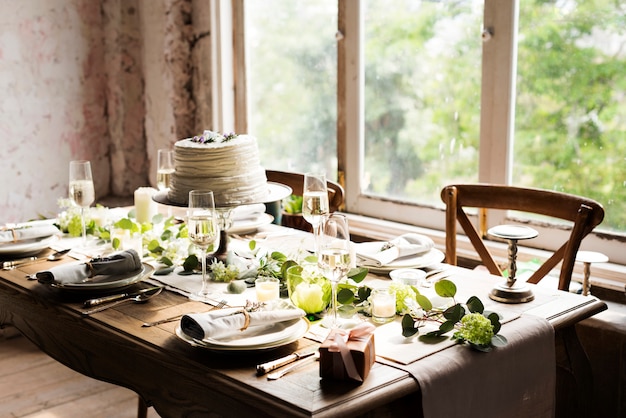 Foto servizio di impostazione del tavolo da pranzo elegante per la reception