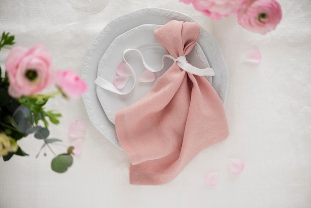 Elegant roze linnen servet op de witte schotel bruiloft concept selectieve focus afbeelding