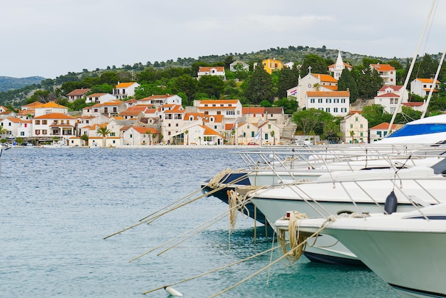 Элегантная парусная лодка на яхтах и лодках в гавани, пришвартованных на пирсе на яхте в марине в хорватии