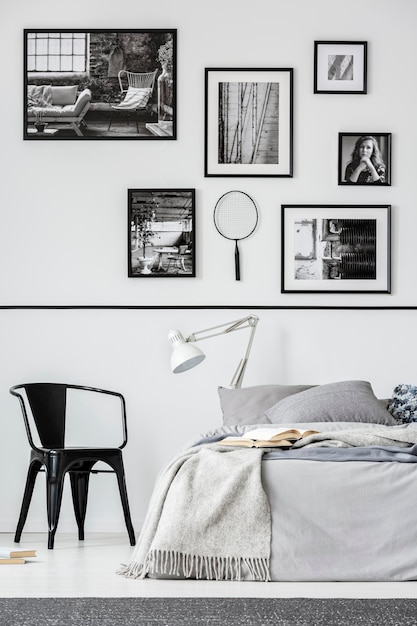Foto elegant slaapkamerinterieur met kingsize bed in trendy appartement echte foto