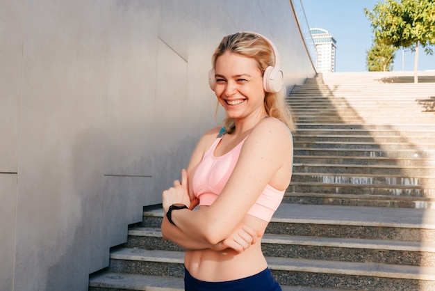 Photo elegant sporty girl in headphones