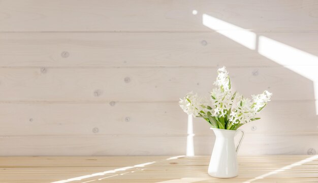 나무 벽 나무 테이블에 태양 그림자가 있는 흰색 히아신스의 우아한 봄 배경 꽃다발