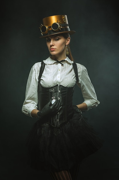 Foto elegante donna steampunk con l'orologio