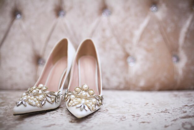 Foto scarpe da sposa eleganti e eleganti foco selettivo