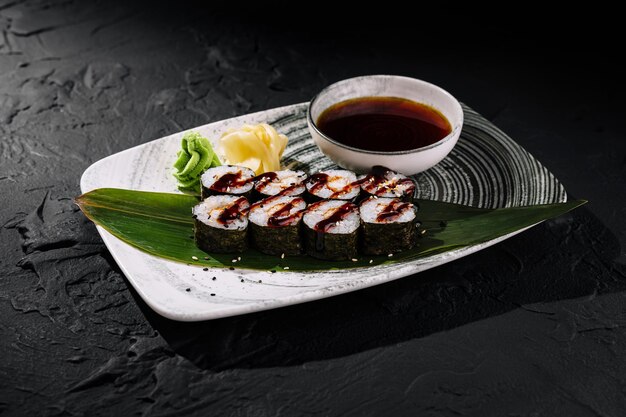 Foto eleganti rotoli di sushi su uno sfondo di ardesia