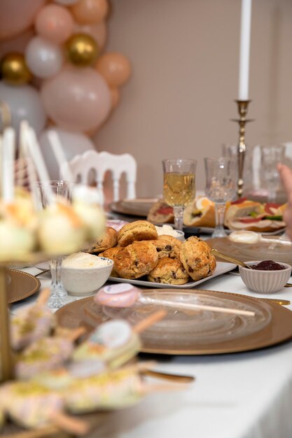 Elegante tavola dolce con dolci e decorazioni baby shower party