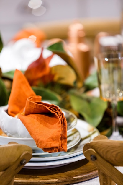 Элегантный стол, приготовленный для ужина в День Благодарения с семьей и друзьями.