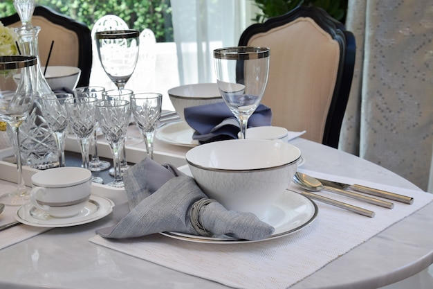 Elegante tavolo apparecchiato sul tavolo da pranzo in marmo in stile vintage sala da pranzo interna